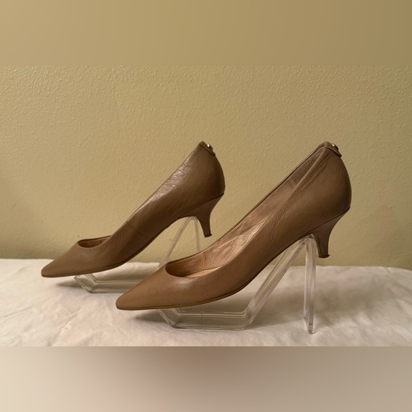 Michael Kors Tan Kitten Heel Pumps, GUC, Size 5. - Picture 2 of 14